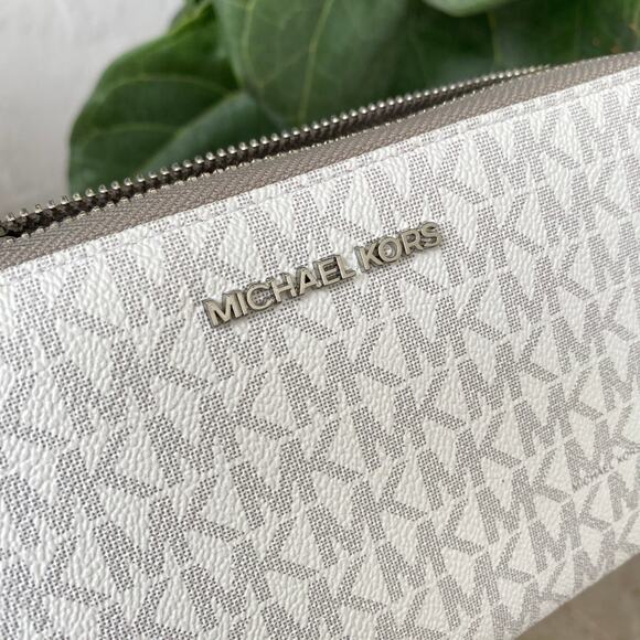 Only 1‼️ Michael Kors Jet Set Travel LG Travel Wallet IN Bright White - Picture 9 of 9